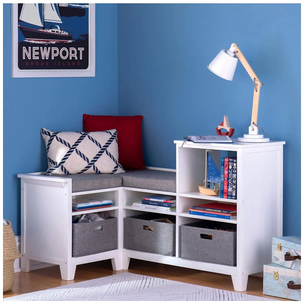 Banco de canto infantil Martha Stewart Living & Learning branco com nichos, cestos de tecido e assento acolchoado para quarto e brinquedoteca