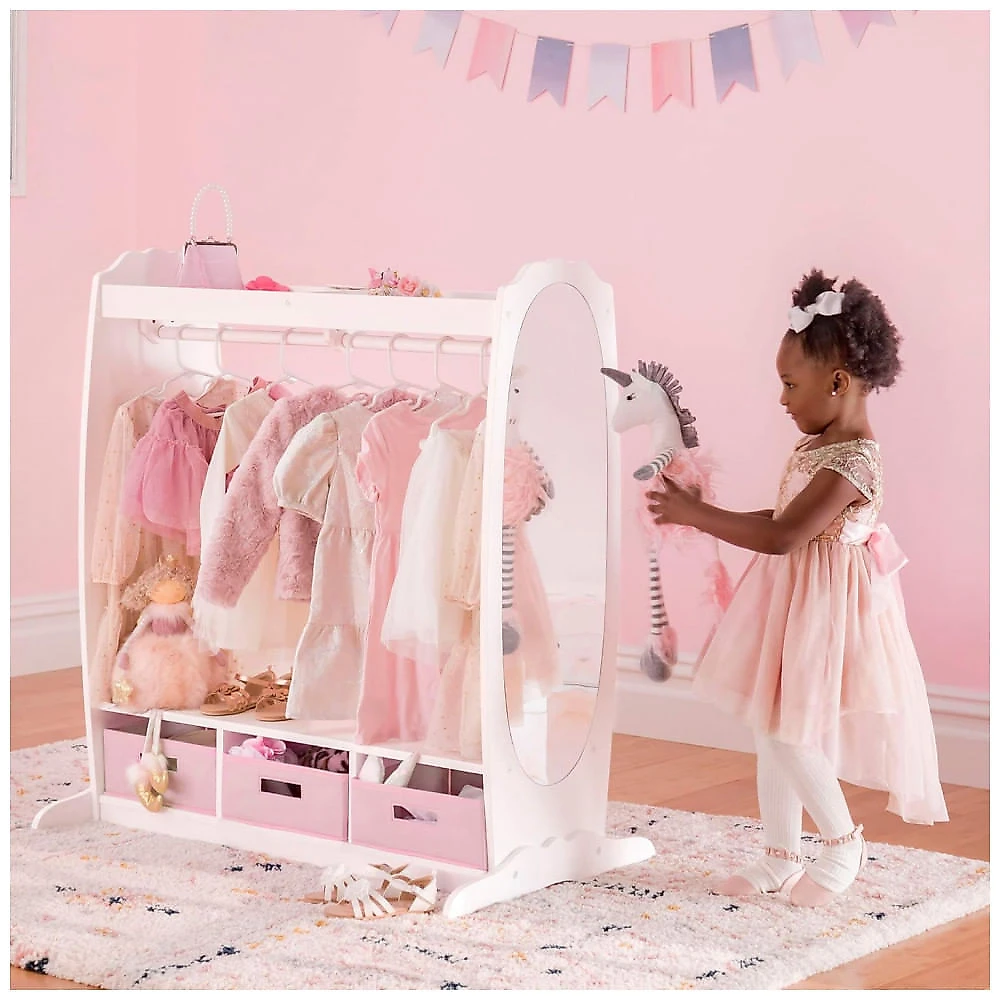 Armário infantil para fantasias Guidecraft Dress Up Storage Branco com cabideiro, espelho e cubos com caixas de tecido