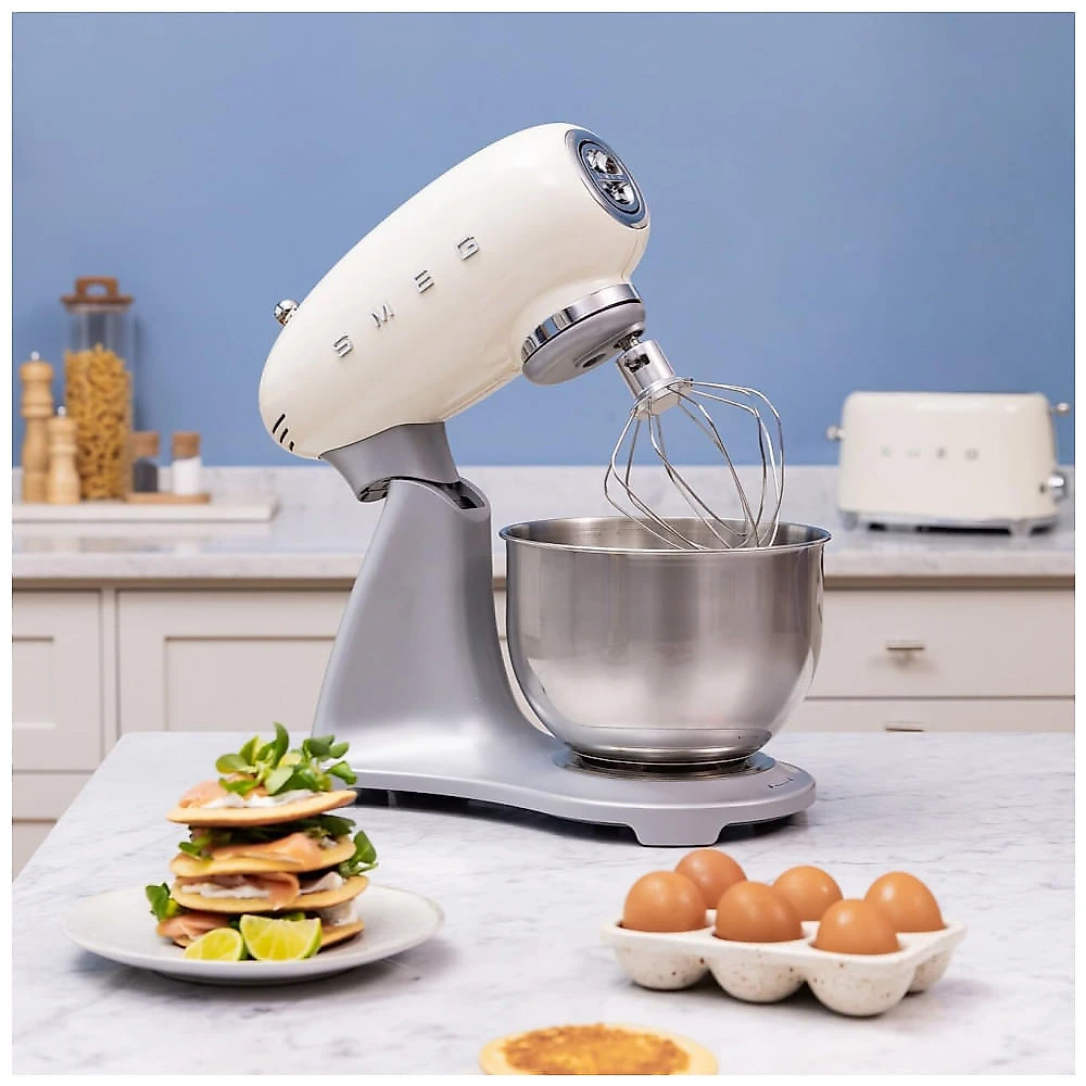 Batedeira Planetária Smeg Creme Retrô Anos 50 SteadyMix 4,7L 600W 10 Velocidades Modelo SMF04 120V