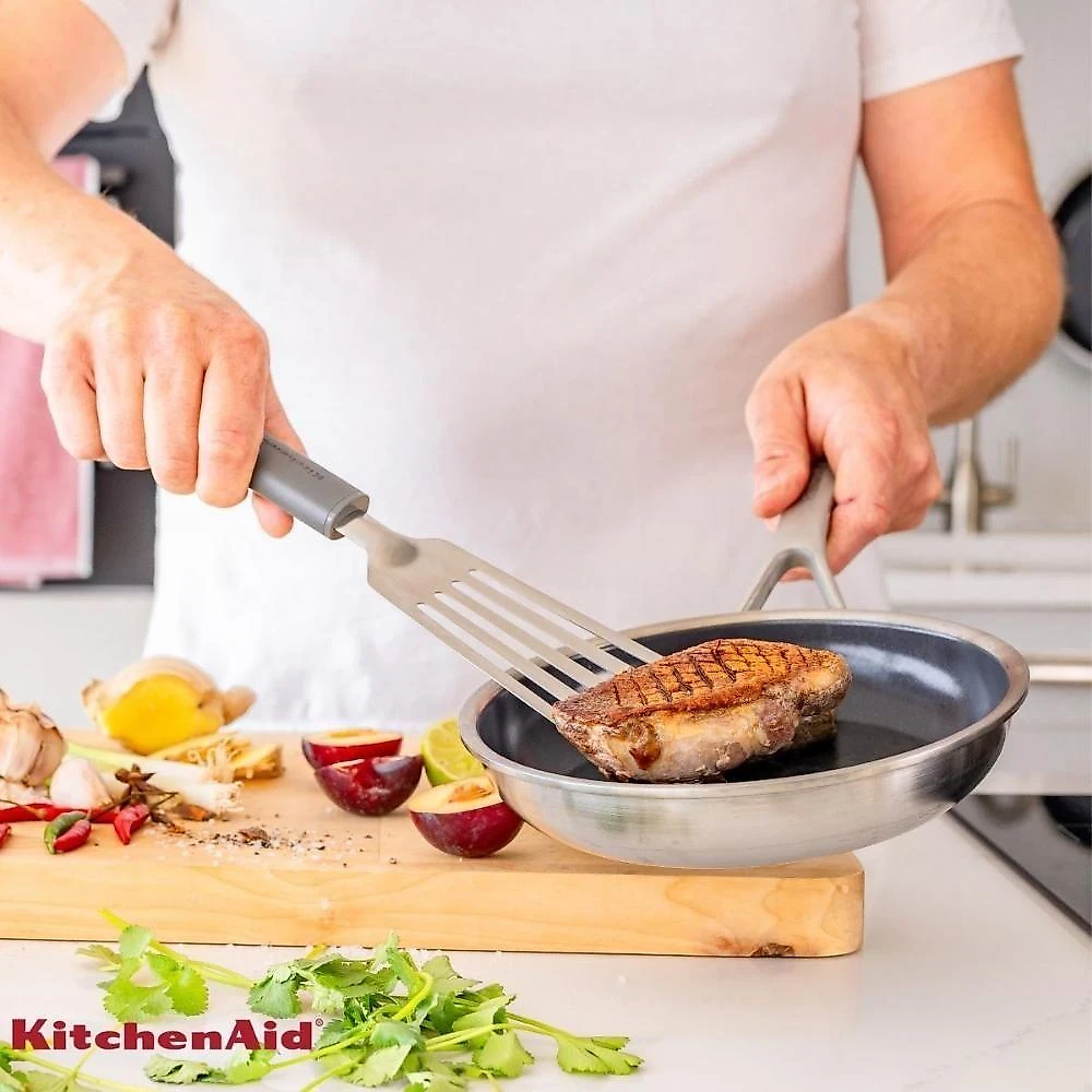 Espátula Flexível Perfurada 32cm Em Inox Cinza Kitchenaid