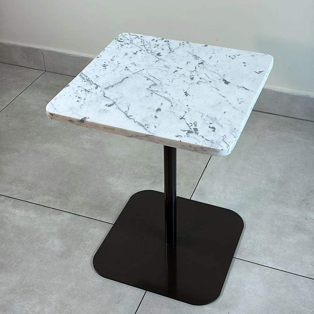Mesa Lateral Atria Quadrada Tampo Mármore Carrara Base Alumínio 41CM Marrom webcontinental-7898757988701