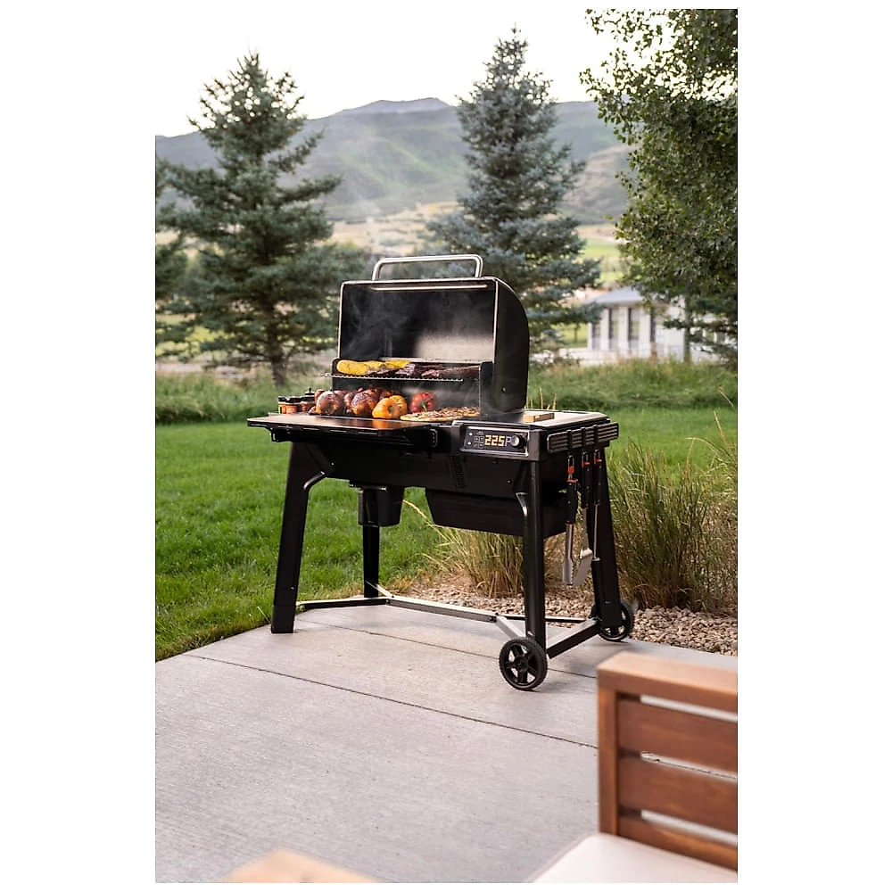 Churrasqueira e Defumador de Pellets de Madeira Traeger Woodridge, Preto, 2.200 cm² de Área de Cozimento, 260°C Máx., Sonda de Temperatura