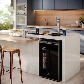 Cervejeira Home Bar Electrolux EB10C Frost Free 100L com Torre de Chopp Porta de Vidro Preta 110V