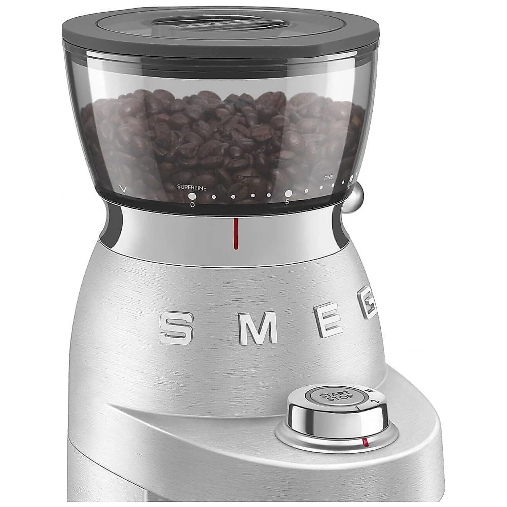 Moedor de café elétrico Smeg inox para espresso com mós cônicas em inox, 30 ajustes de moagem e funil 250g, 110V