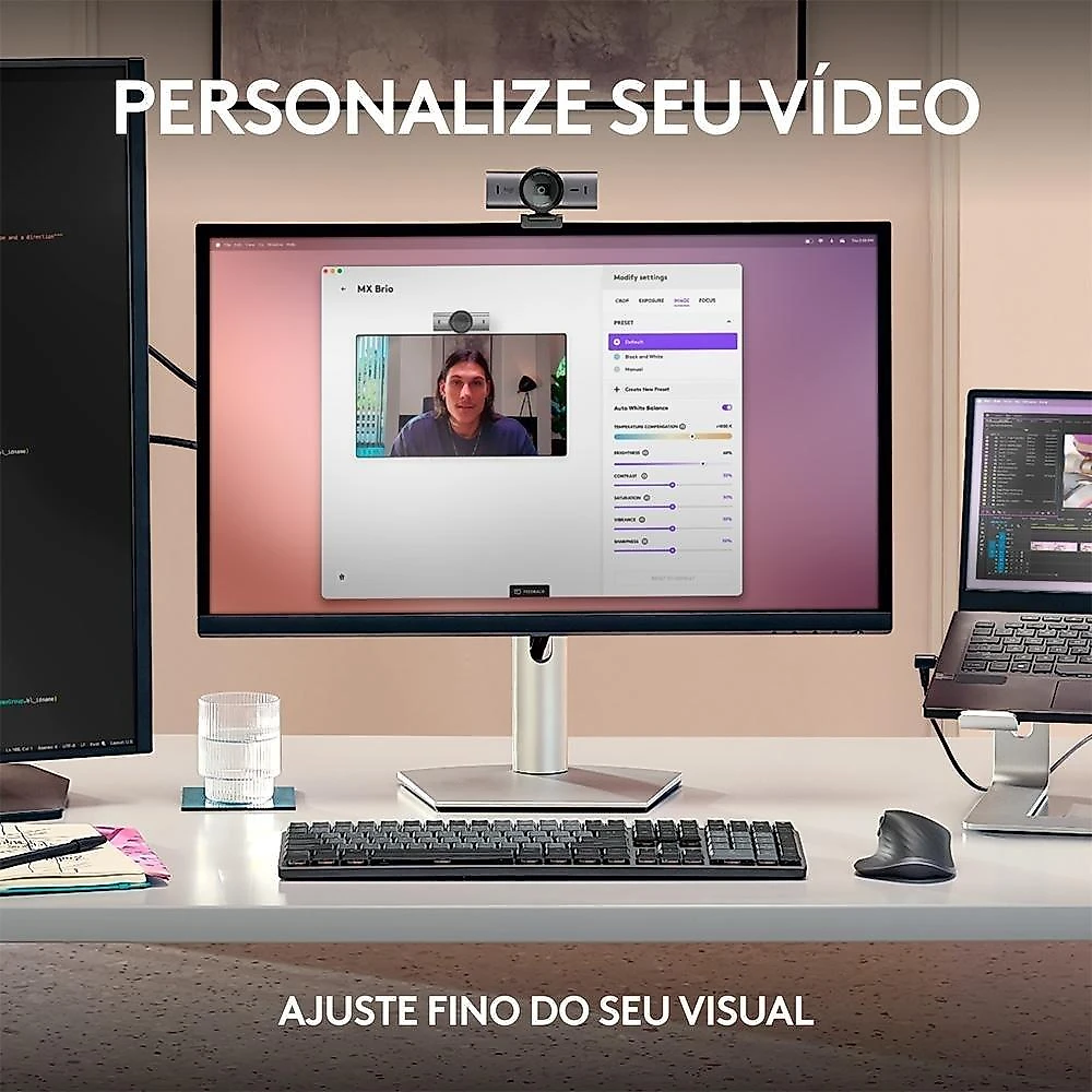 Webcam Ultra HD 4K Logitech MX Brio Com Microfones com Redução de Ruído, Protetor de Privacidade e Conexão USB-C, Grafite - 960-001548