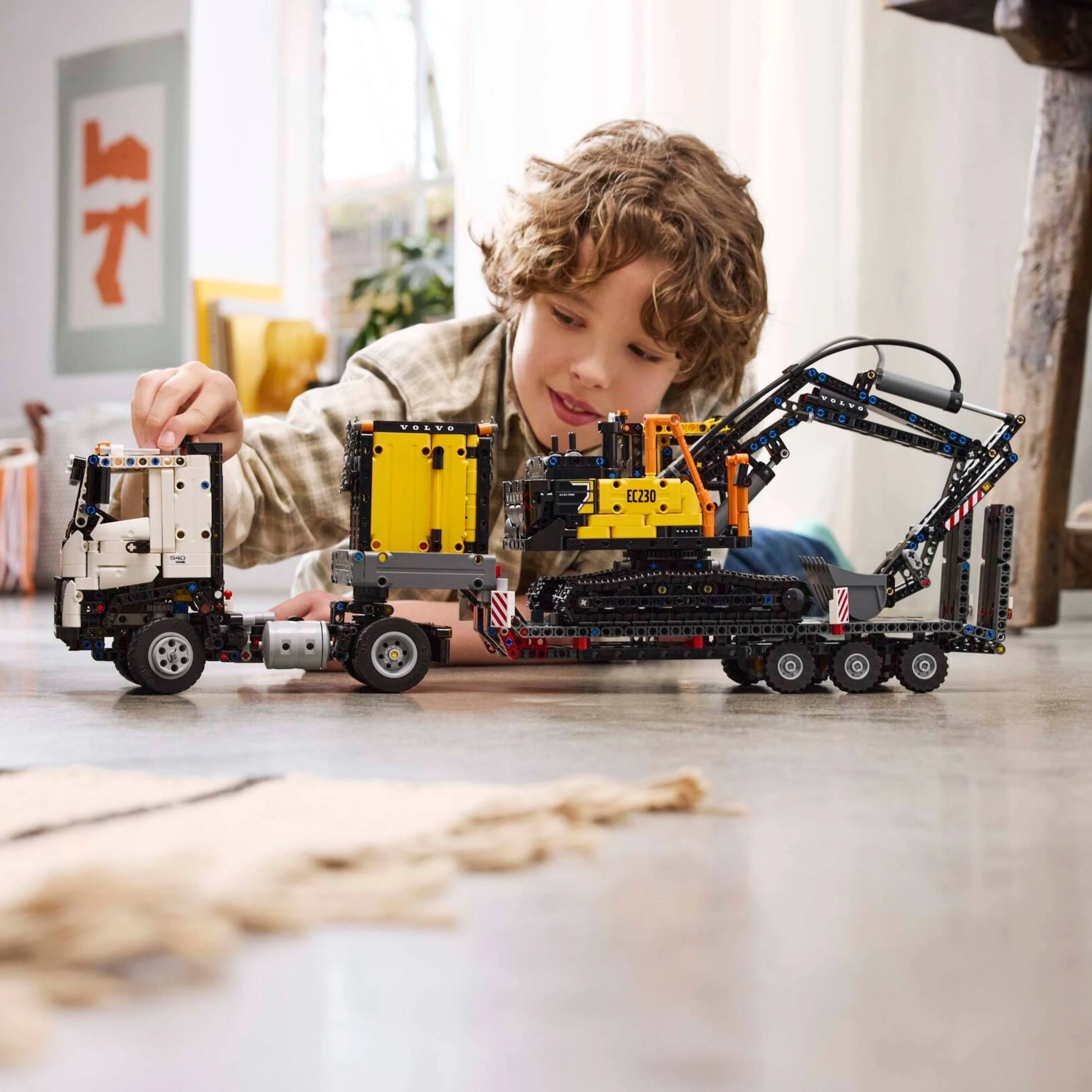 Miniatura LEGO Technic - Caminhão Volvo FMX e escavadeira elétrica EC230