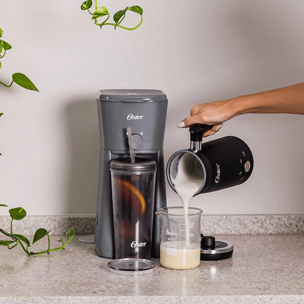 Kit Cafeteira Iced Coffee 0,6L com Espumador de Leite Elétrico 110V Oster
