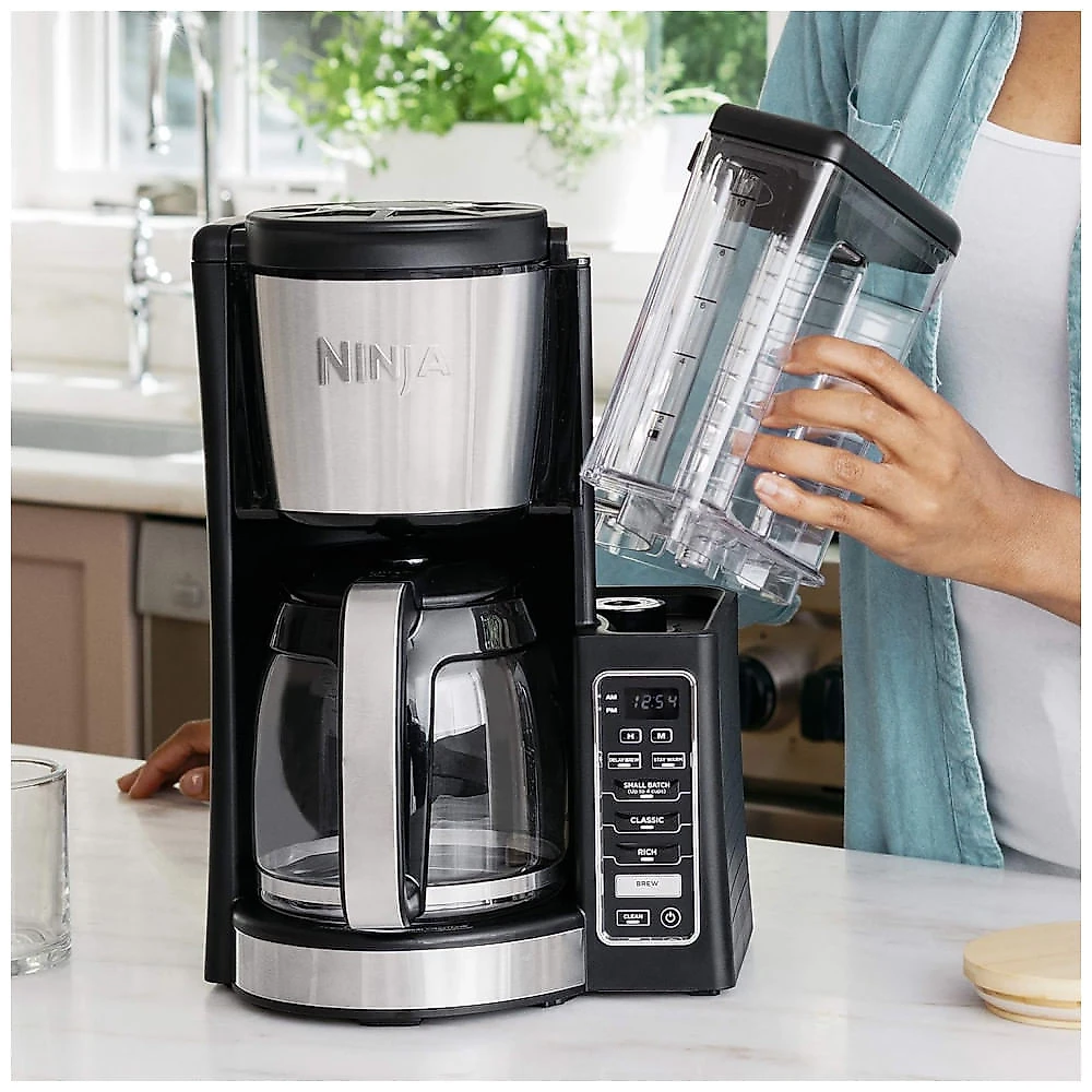 Máquina de Café Programável Ninja 12 Copos Estilo Clássico e Rico Reservatório 1,77 L Extração Térmica Filtro Permanente Preto/Aço Inox CE201 240V