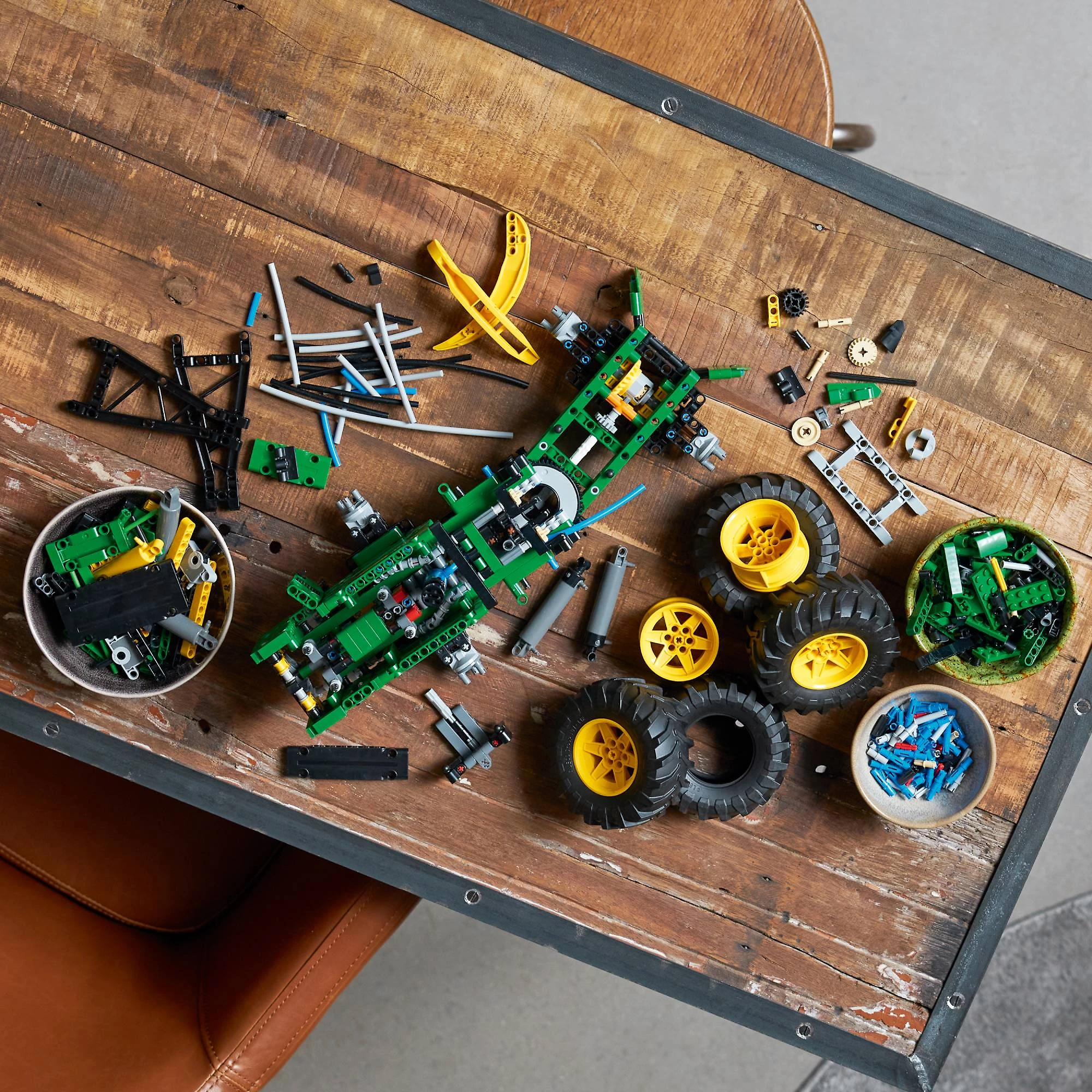 Miniatura LEGO Technic - Trator Florestal John Deere 948L-II
