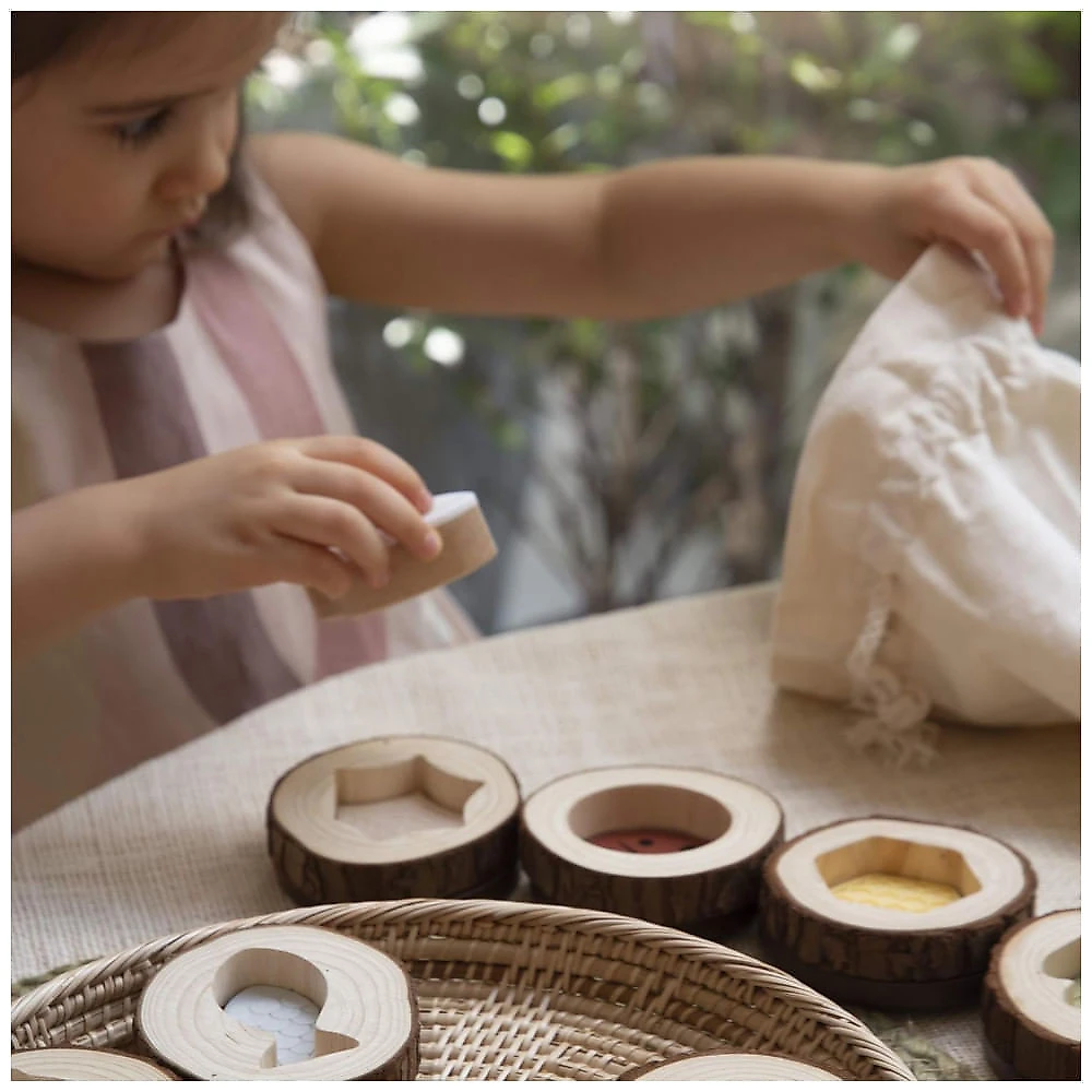 Quebra-cabeça sensorial Guidecraft Nature Feel and Find com 24 peças inspiradas em elementos da natureza e base em “cookies” de madeira