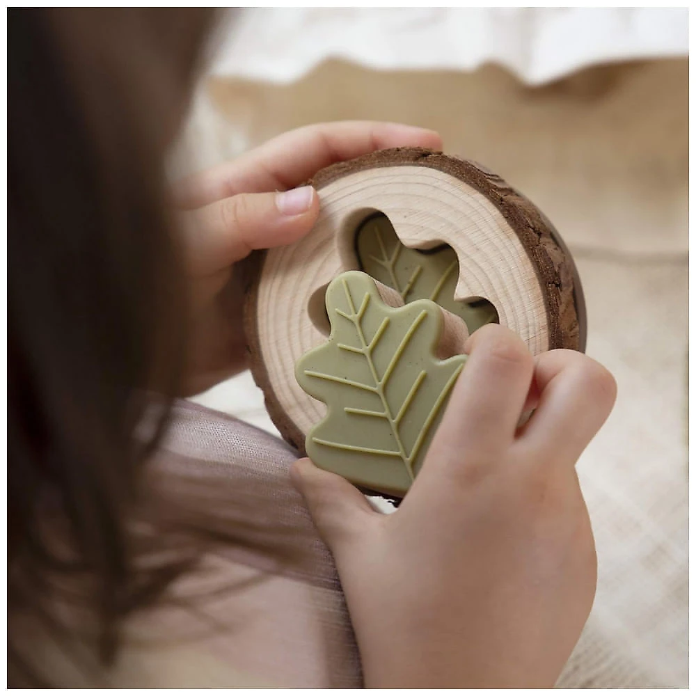 Quebra-cabeça sensorial Guidecraft Nature Feel and Find com 24 peças inspiradas em elementos da natureza e base em “cookies” de madeira