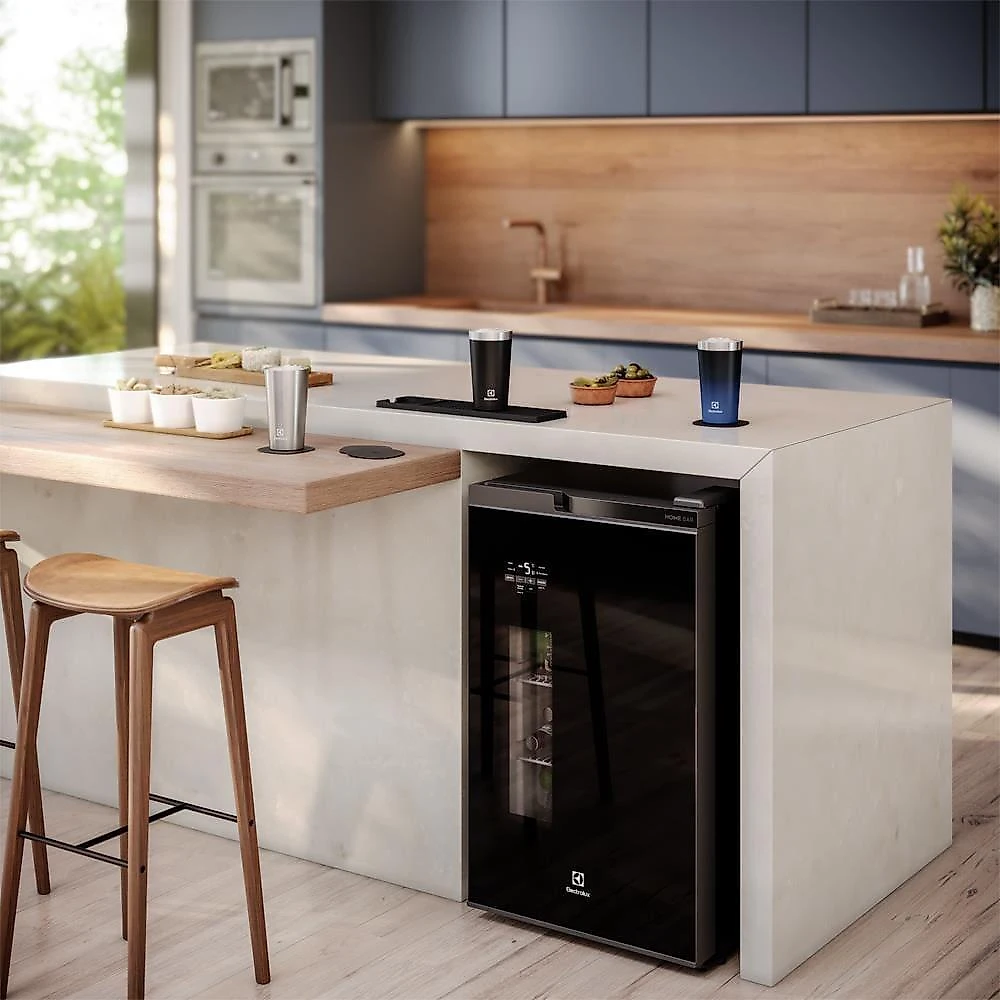Cervejeira home bar electrolux eb100 frost free 100l porta de vidro preta 110