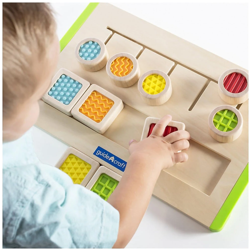 Jogo tátil de encaixe Guidecraft Colorful Tactile Matching Maze em madeira com peças sensoriais para associação de texturas e cores