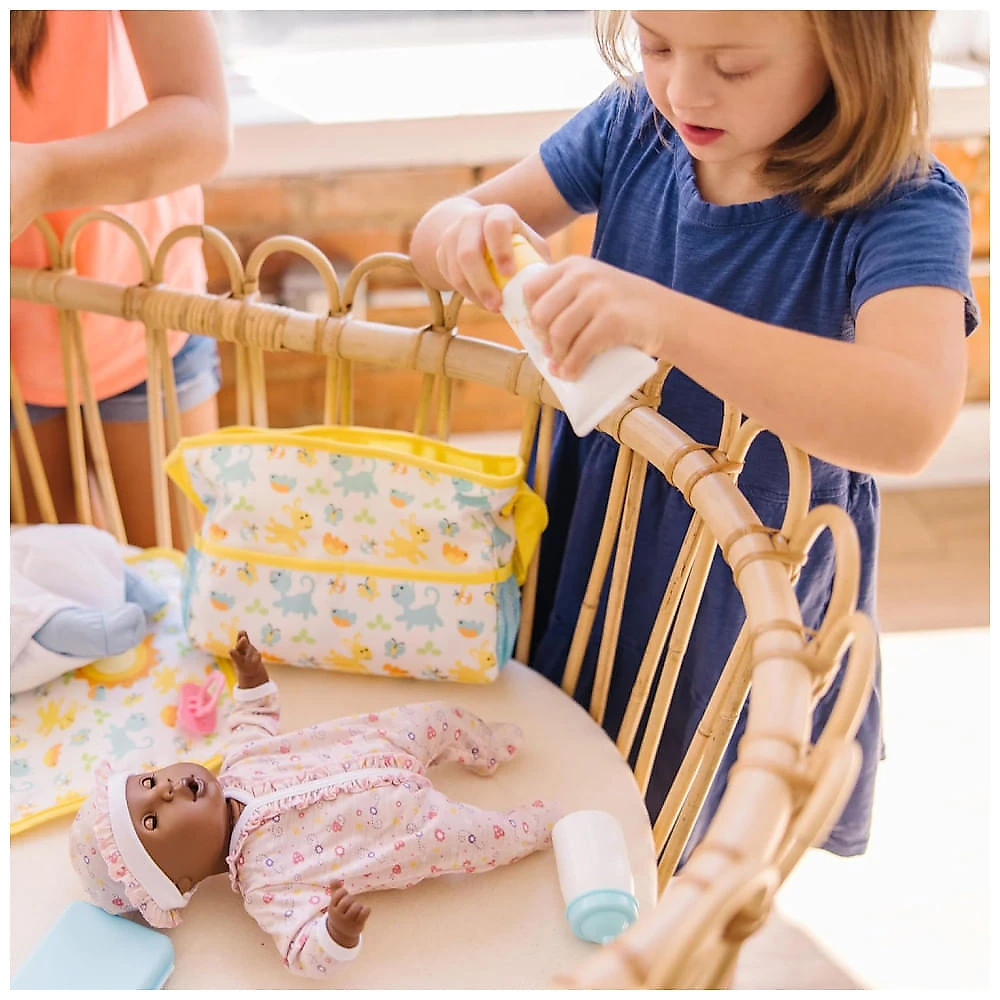 Kit Bolsa de Fraldas para Bonecas com 17 Peças e Itens Essenciais de Viagem, Melissa & Doug
