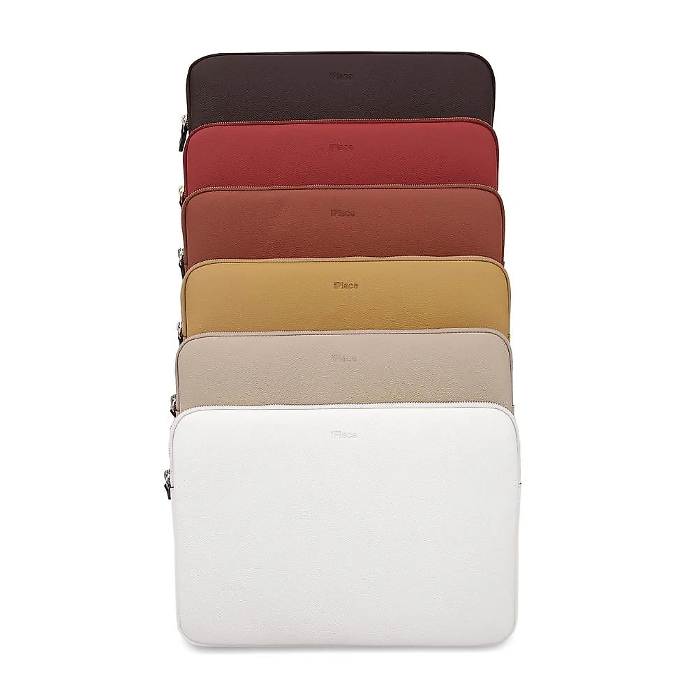 Capa Sleeve Macbook 13,3" iPlace, Linha Pampas Couro Bege  Capa Sleeve Macbook 13,3" Originais iPlace, Linha Pampas Couro Bege