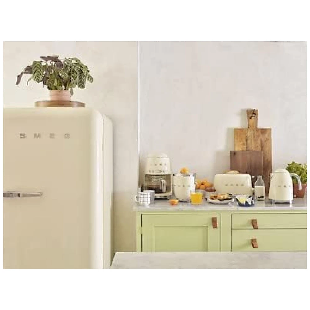 Cafeteira Retrô Smeg 50s com Jarra de Vidro Extra na Cor Creme