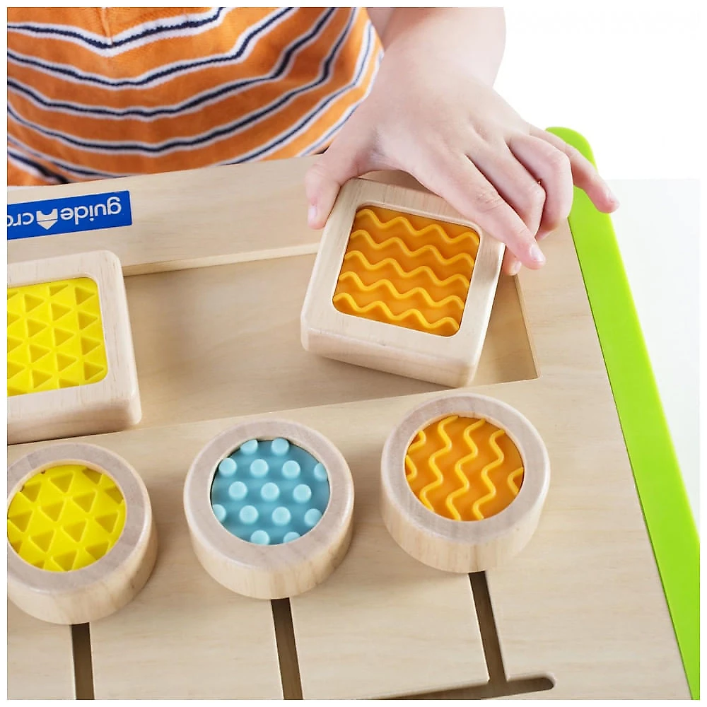 Jogo tátil de encaixe Guidecraft Colorful Tactile Matching Maze em madeira com peças sensoriais para associação de texturas e cores