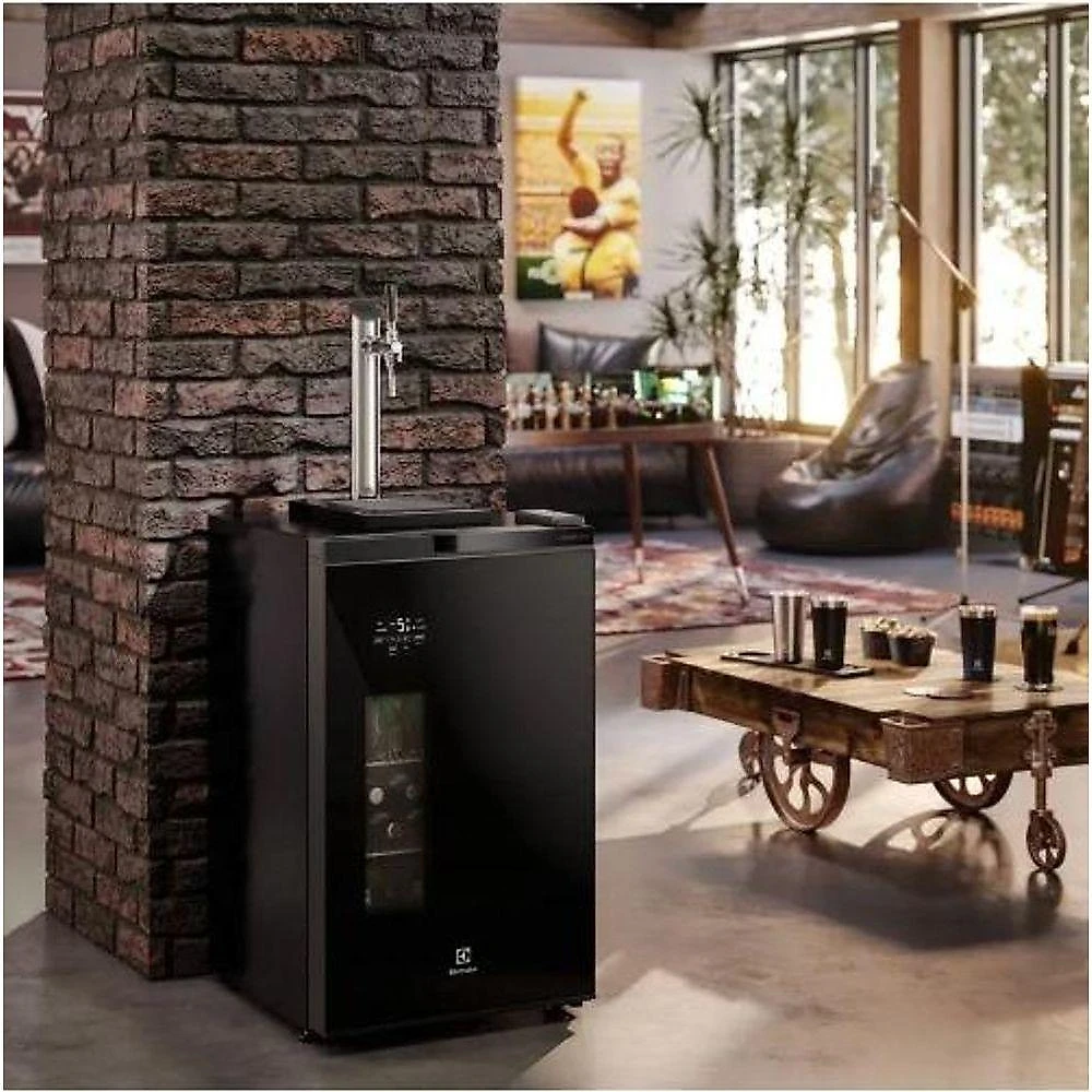 Cervejeira Home Bar Electrolux Frost Free Com Torre De Chopp E Porta De Vidro 100L EB10C Preto 110V