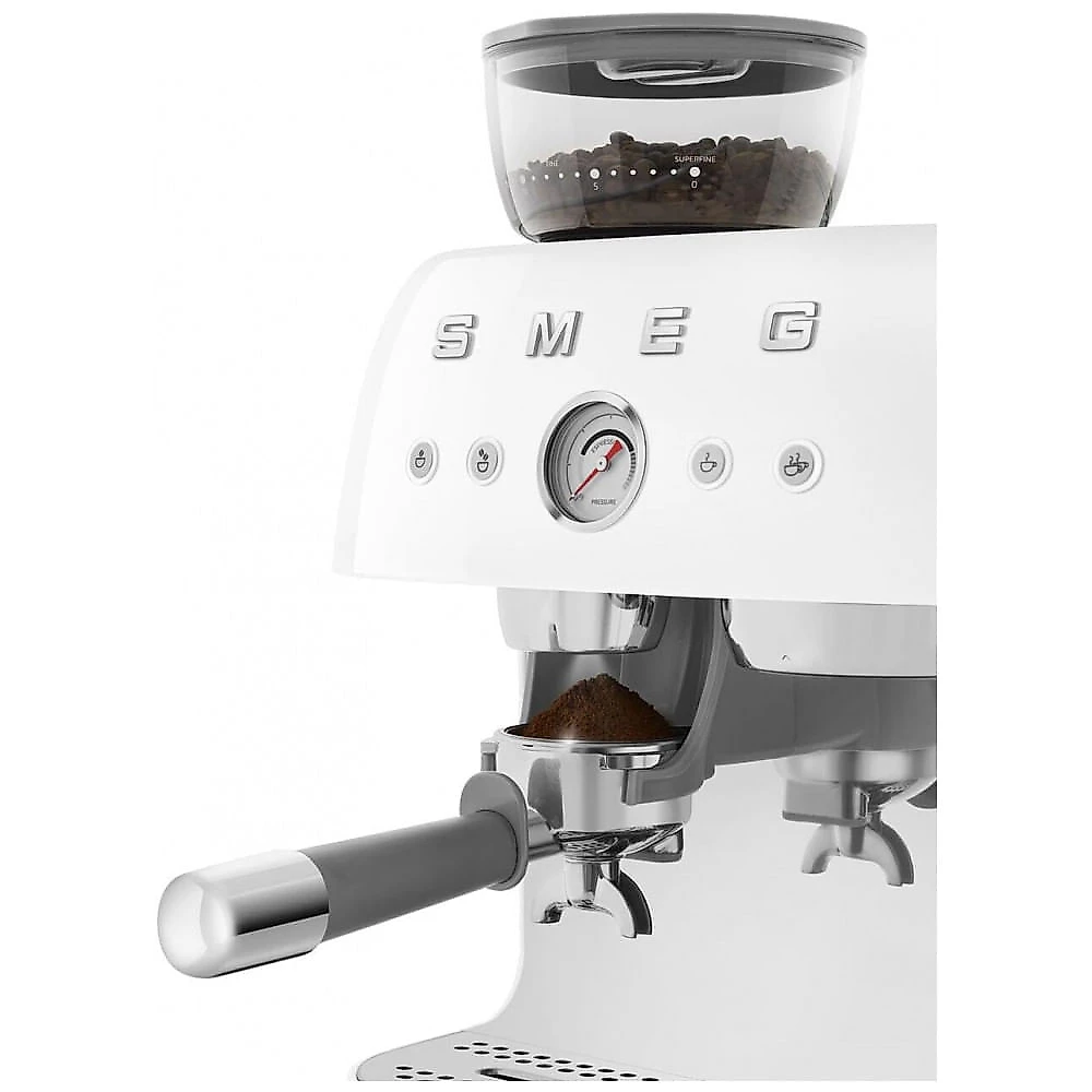 Máquina de espresso semi‑automática Smeg branca retrô com moedor integrado, duplo termobloco, porta‑filtro 58 mm e reservatório 2,4L, 110V