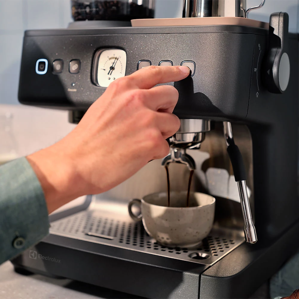 Cafeteira Electrolux Expert Preta com Moedor Integrado - ECM90 110