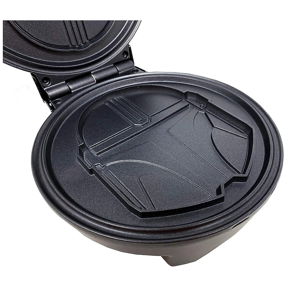 Máquina de Waffle, Tema Star Wars Mandalorian Helmet Shaped com Revestimento Antiaderente, 110V, Uncanny Brands, Preta 110v