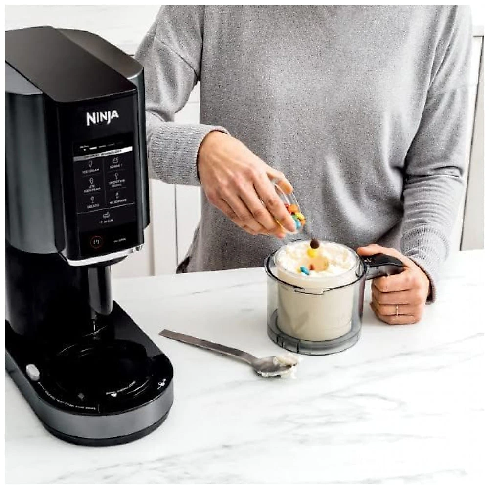 Sorveteira Ninja CREAMi NC302 Preta 7-em-1 Sorvete Gelato Milkshake 473ml 120V