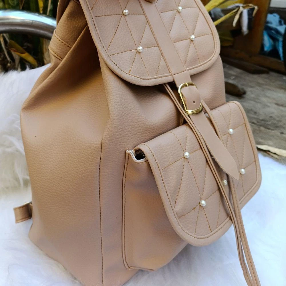Mochila Feminina para Notebook OEM em Couro Sintético 37x40x15cm Bege para Uso Diário