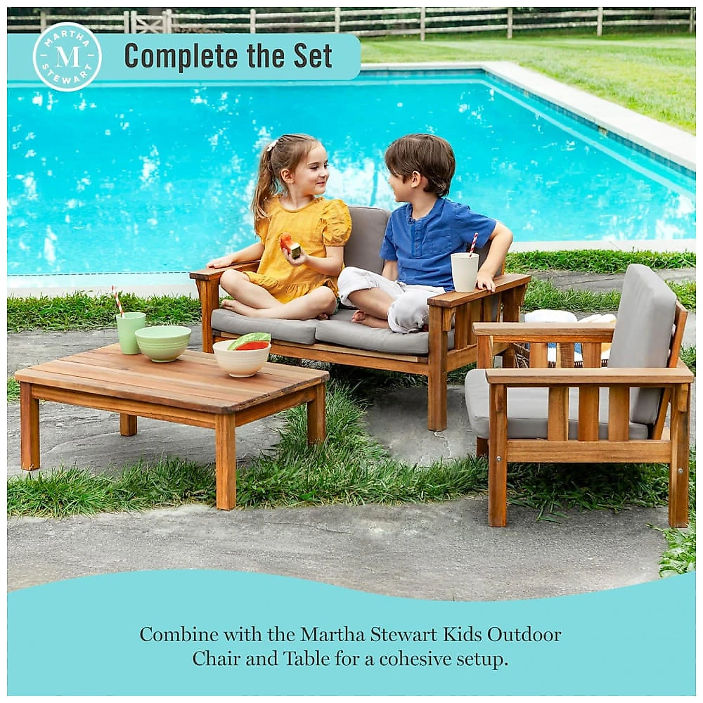 Sofá de dois lugares infantil externo Martha Stewart Kids em madeira acácia natural com almofadas cinza 91cm