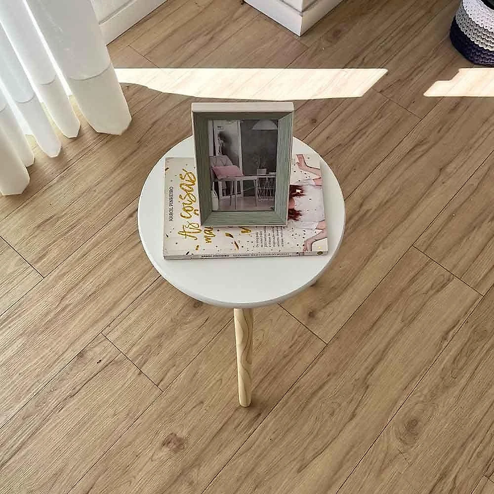 Mesa Lateral Redonda Pé Palito MDF Madeira 30CM Branco e Natural