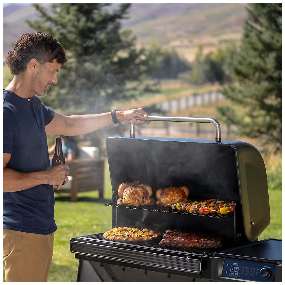 Churrasqueira e Defumador de Pellets de Madeira Traeger Woodridge, Preto, 2.200 cm² de Área de Cozimento, 260°C Máx., Sonda de Temperatura