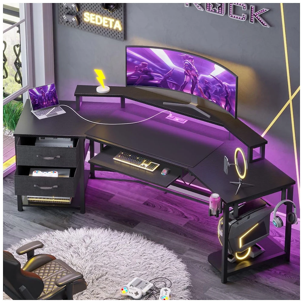 Mesa Gamer de Fibra de Carbono em Formato de L, 79" 200 cm com Luz LED, Suporte para Monitor, Porta-Copos, Tomadas e 2 Gavetas, 110V, SEDETA, Preto