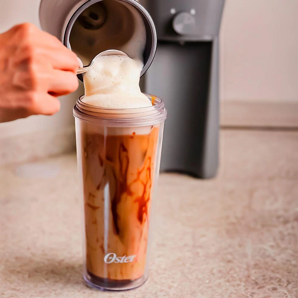Kit Cafeteira Iced Coffee 0,6L com Espumador de Leite Elétrico 110V Oster