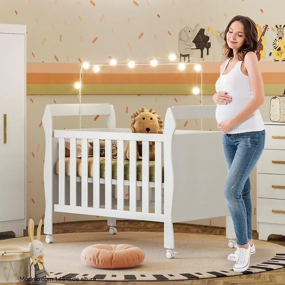 Quarto de Bebê com Berço Mini Cama, Cômoda 1 Porta 4 Gavetas e Roupeiro Flocos 3 Portas 2 Gavetas Branco