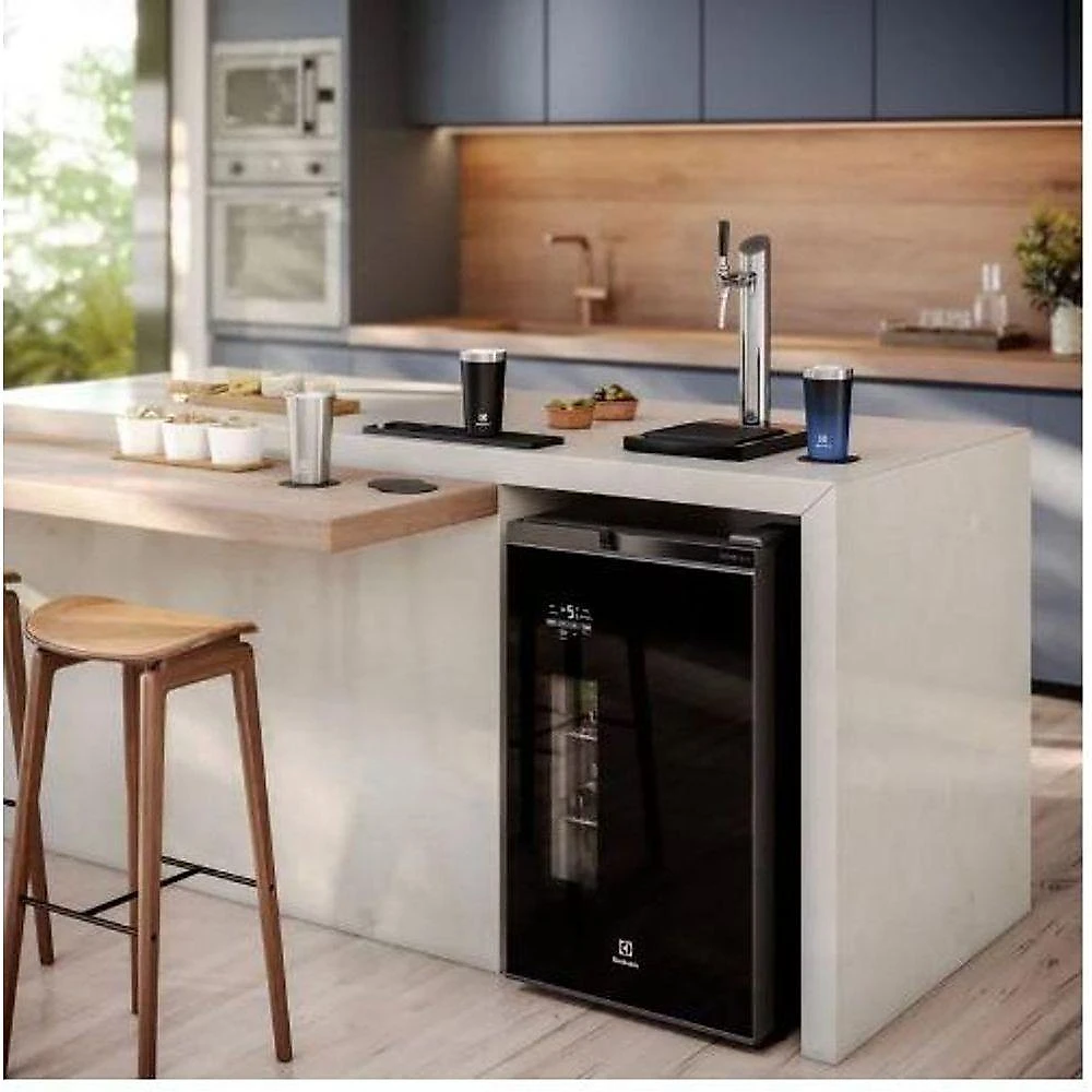 Cervejeira Home Bar Electrolux Frost Free Com Torre De Chopp E Porta De Vidro 100L EB10C Preto 110V