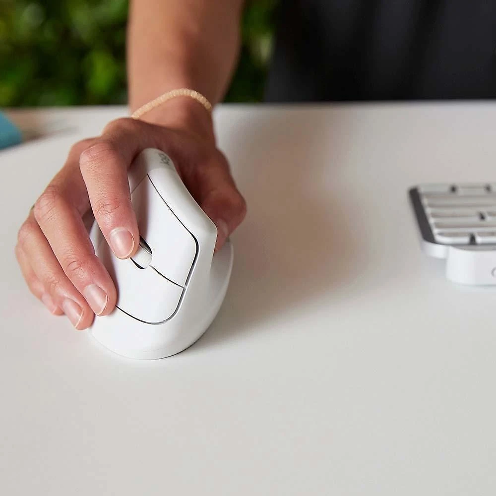 Mouse Sem Fio Logitech Lift, 4000 DPI, 6 Botões, Bluetooth, Ergonômico, USB, Branco - 910-006469