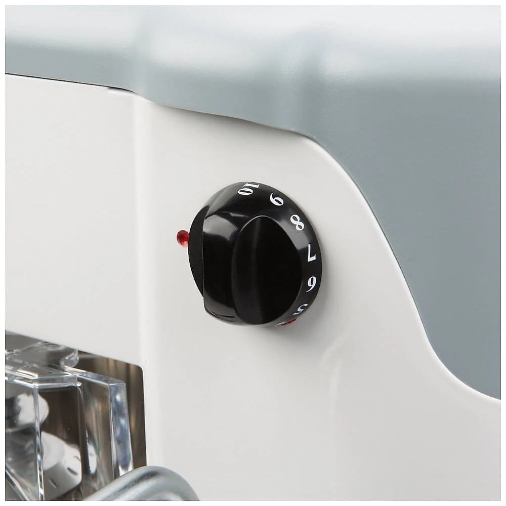 Globe SP05: Batedeira Comercial de Bancada com Capacidade para 4,7 Litros, Motor de 800W e Acessórios Padrão de Proteção 110V, 1,5 hp