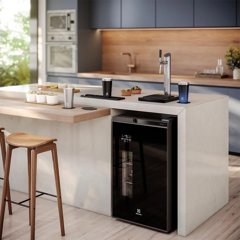 Cervejeira home bar electrolux eb10c frost free 100l com torre de chopp porta de vidro preta 110