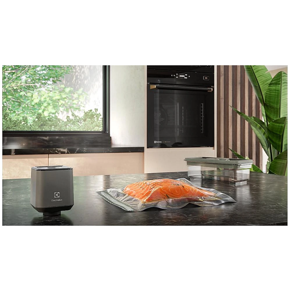 Forno Elétrico de Embutir Electrolux Expert Pro Series com 80 Litros, Grill e Painel Touch Preto - OE9XB 220