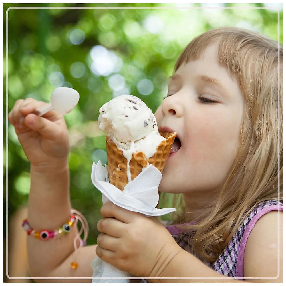 Máquina de Sorvete Nostalgia Elétrica Estilo Parlor, Faça Sorvete Soft Serve no Estilo Antigo em Minutos em Casa - 5,67 litros Branco e Marrom Escuro
