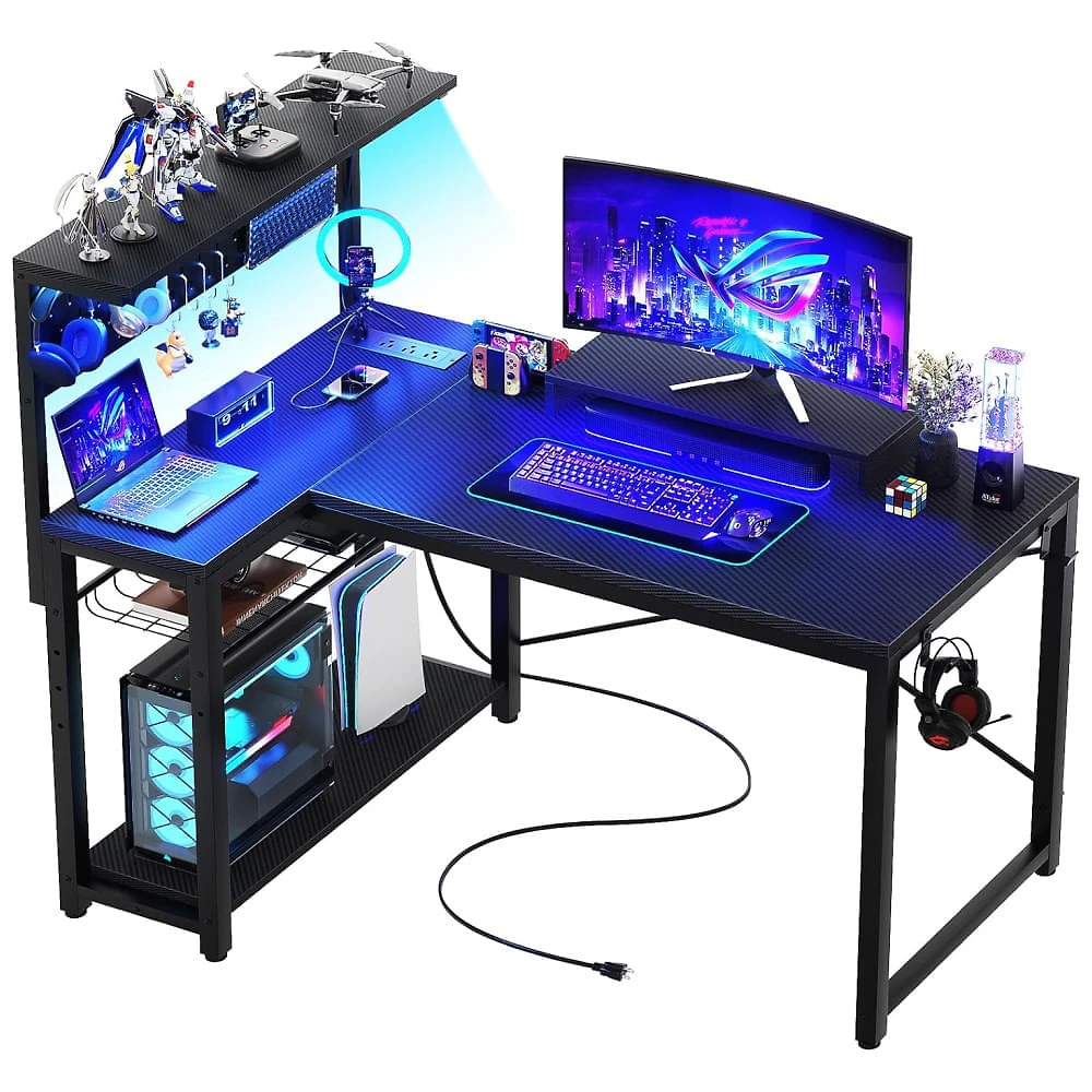 Mesa Gamer de Fibra de Carbono em Formato de L, 43" 109 cm com Luz LED, Suporte para Monitor, Tomadas, Ganchos para Fone de Ouvido e Mesa de Canto