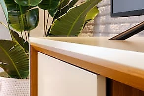 Estante Bancada Madetec Atlas 164cm Para TV até 65" 2 Portas Deslizantes Cinamono/Off White
