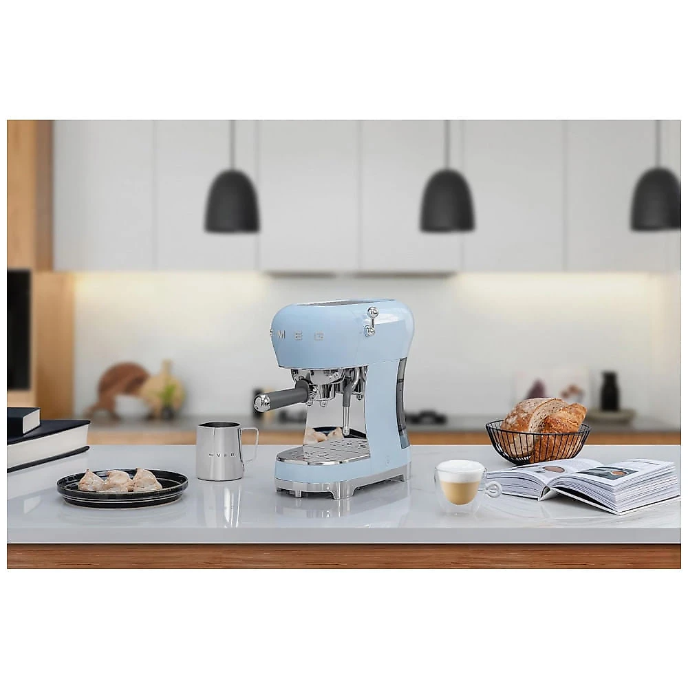 Máquina de espresso manual Smeg azul pastel retrô com bomba 15 bar, termobloco, vaporizador de leite e reservatório, 110V