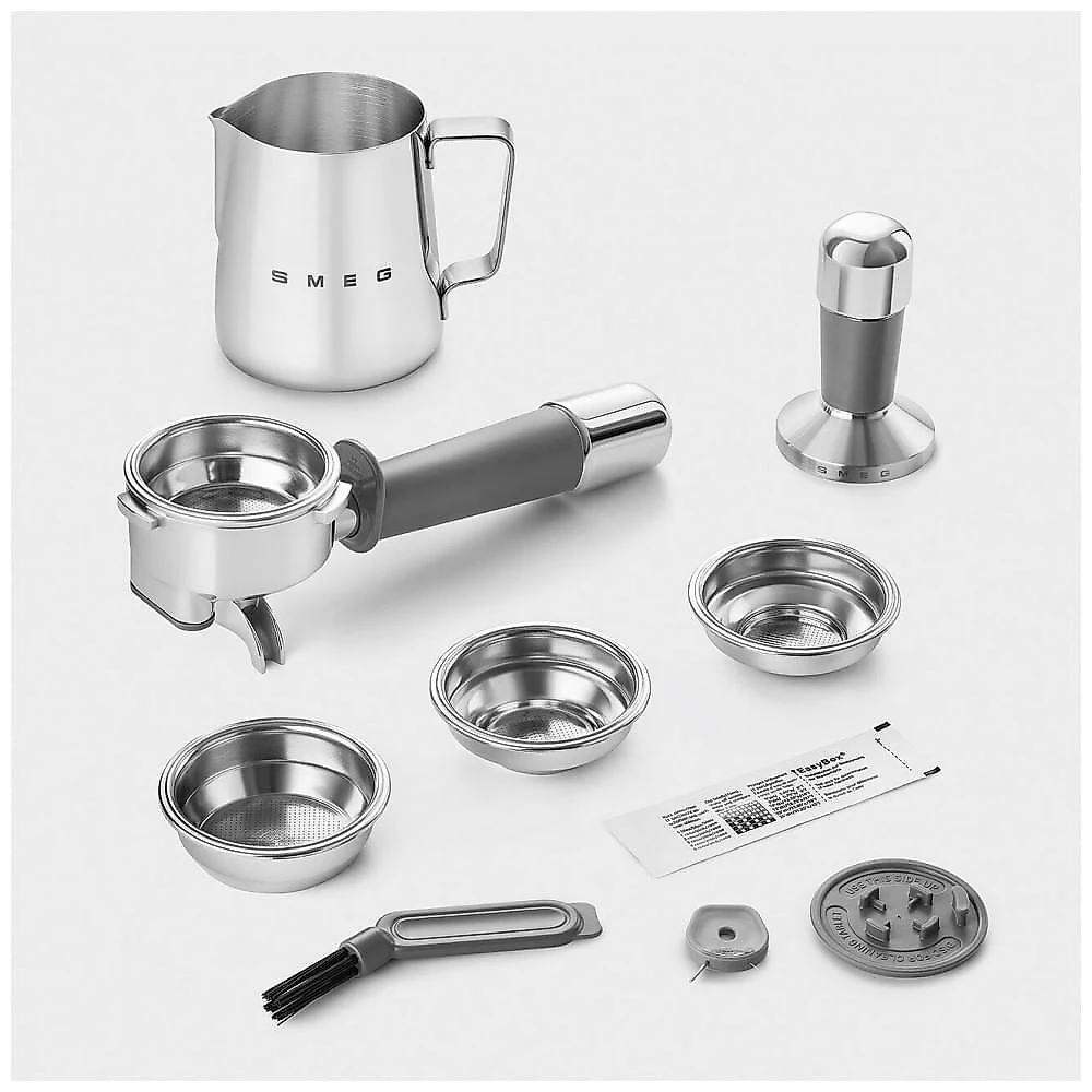 Máquina de espresso semi‑automática Smeg branca retrô com moedor integrado, duplo termobloco, porta‑filtro 58 mm e reservatório 2,4L, 110V
