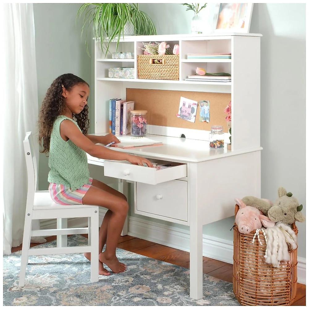 Escrivaninha infantil com hutch e cadeira Guidecraft Madison Branco em madeira com 3 gavetas e nichos 112cm