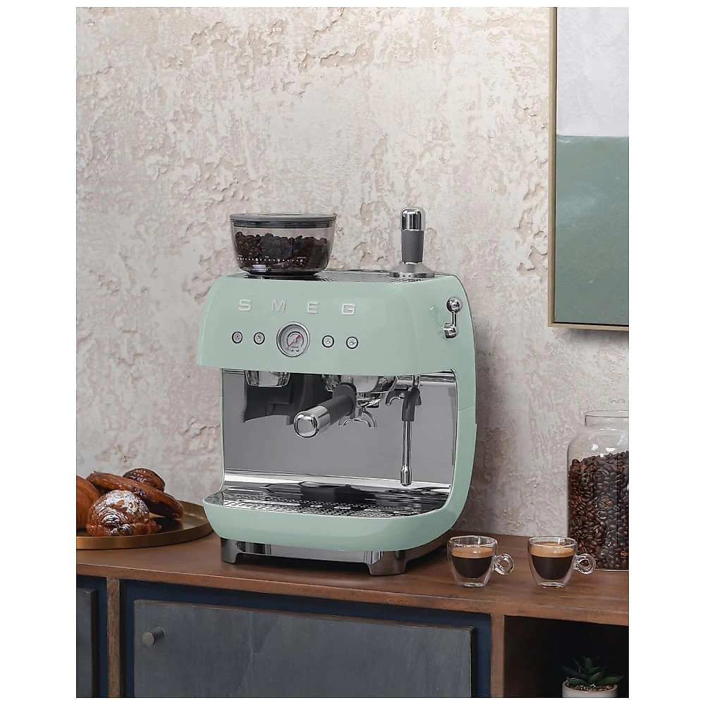 Máquina de espresso semi‑automática Smeg verde pastel retrô com moedor integrado, duplo termobloco, porta‑filtro 58 mm e reservatório 2,4L, 110V