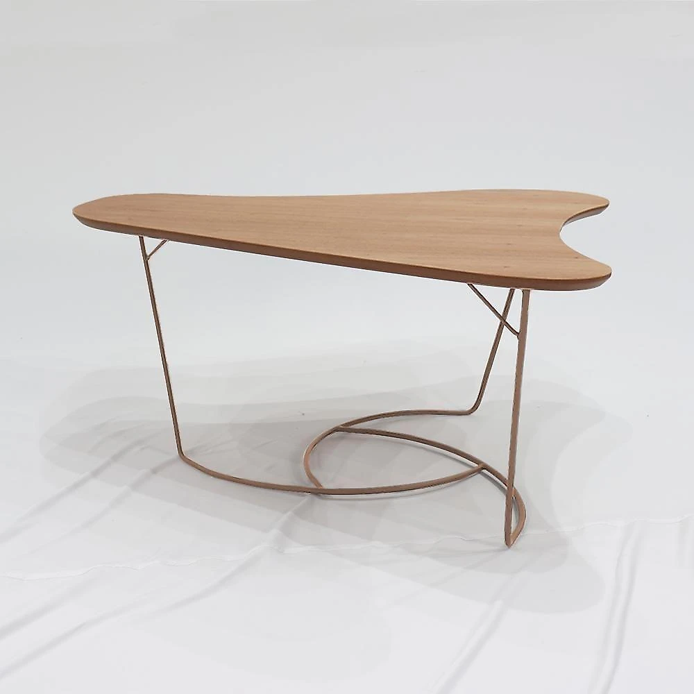 Mesa De Centro Boomerang Madeira Amendoa Base Metal Cobre Nacc Amendoa Cobre