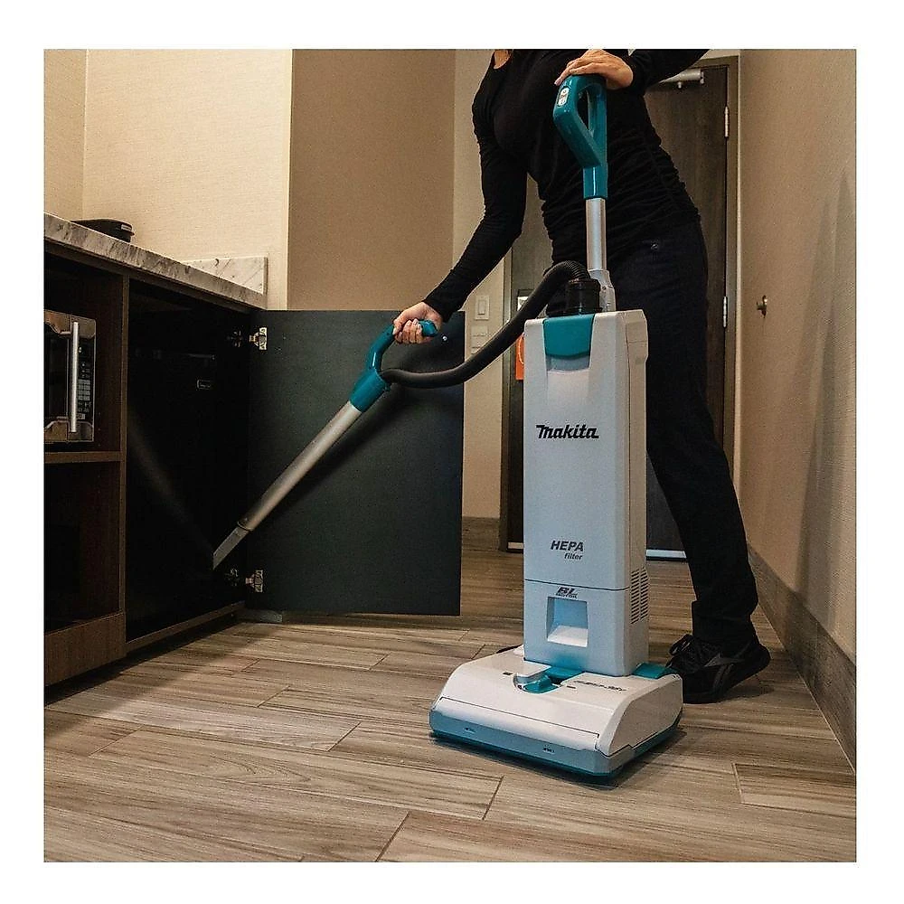 Aspirador de Pó Vertical Portátil Makita DVC560Z HEPA 5L Azul Bivolt