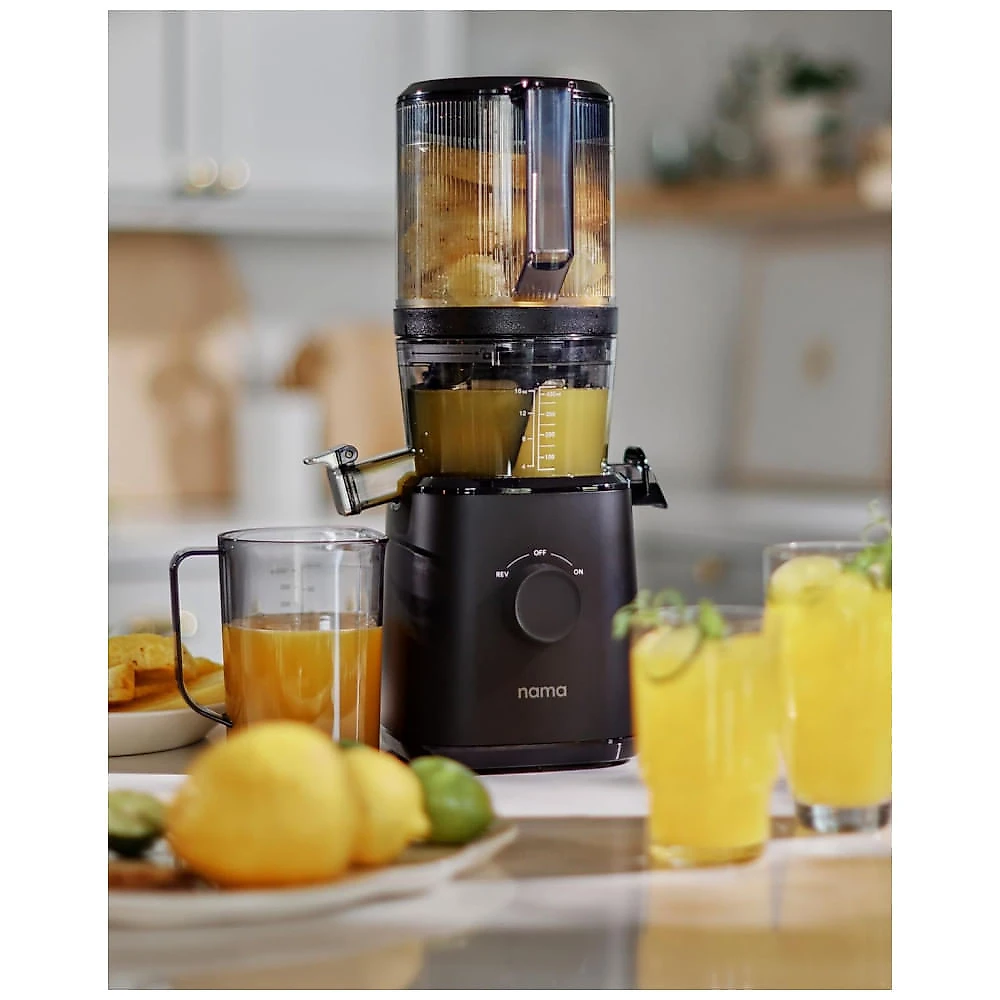 Espremedor de Frutas Nama J2 com Alimentação Automática e Boca Ampla, Ideal para Receitas Inteiras e Menos Desperdício de Alimentos