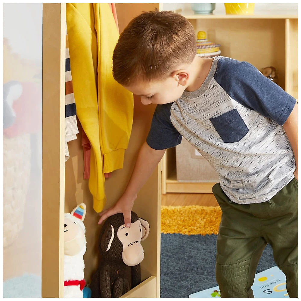 Armário infantil giratório para fantasias Guidecraft Rotating Dress Up Storage Natural com prateleiras, cabideiro e espelhos