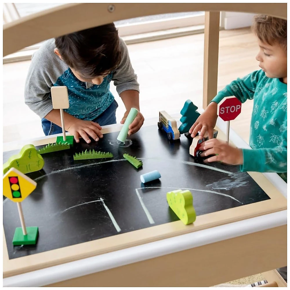 Mesa sensorial Guidecraft em madeira com cuba profunda, tampa dupla face, quadro-negro e arco para exploração com água, areia e materiais diversos